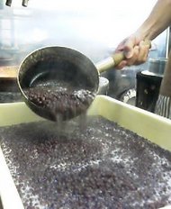 浜松ブランドの小豆餅の餡炊き♪