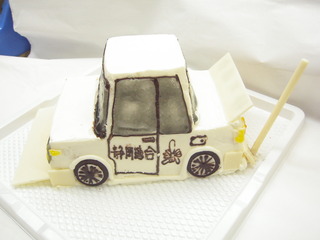 やんちゃな車のケーキ