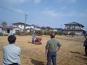 夢プロジェクト じゃがいも畑の石拾い作業と肥料撒き