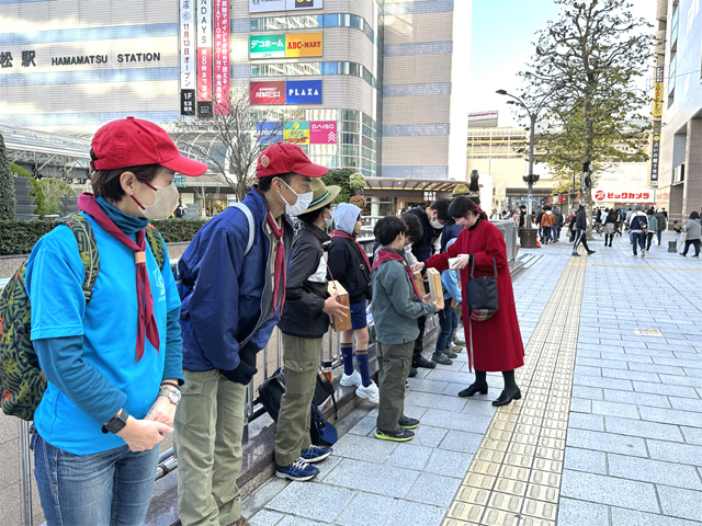 ボーイスカウト浜松第6団の「歳末募金」の様子です。 ボーイスカウト浜松第6団の「歳末募金」の様子です。
