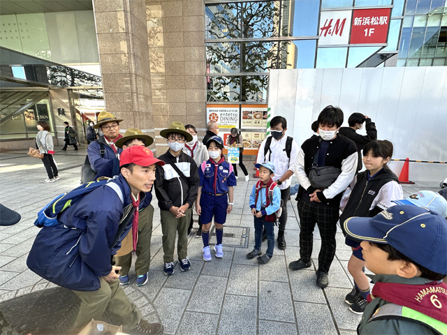 ボーイスカウト浜松第6団の「歳末募金」の様子です。 ボーイスカウト浜松第6団の「歳末募金」の様子です。