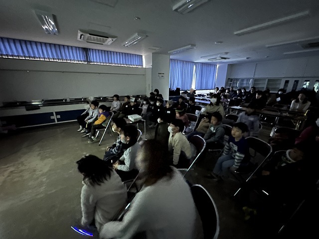ボーイスカウト浜松第6団のまなべる体験会「恐竜教室」の様子です。 ボーイスカウト浜松第6団のまなべる体験会「恐竜教室」の様子です。