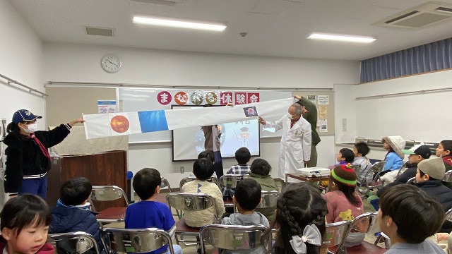 ボーイスカウト浜松第6団のまなべる体験会「恐竜教室」の様子です。 ボーイスカウト浜松第6団のまなべる体験会「恐竜教室」の様子です。
