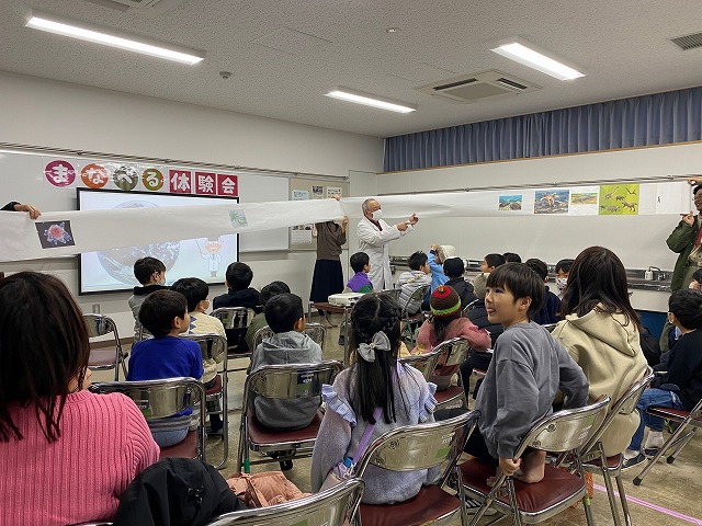 ボーイスカウト浜松第6団のまなべる体験会「恐竜教室」の様子です。 ボーイスカウト浜松第6団のまなべる体験会「恐竜教室」の様子です。