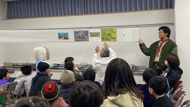 ボーイスカウト浜松第6団のまなべる体験会「恐竜教室」の様子です。 ボーイスカウト浜松第6団のまなべる体験会「恐竜教室」の様子です。