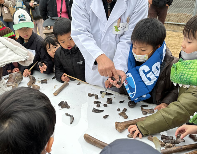 ボーイスカウト浜松第6団のまなべる体験会「恐竜教室」の様子です。 ボーイスカウト浜松第6団のまなべる体験会「恐竜教室」の様子です。