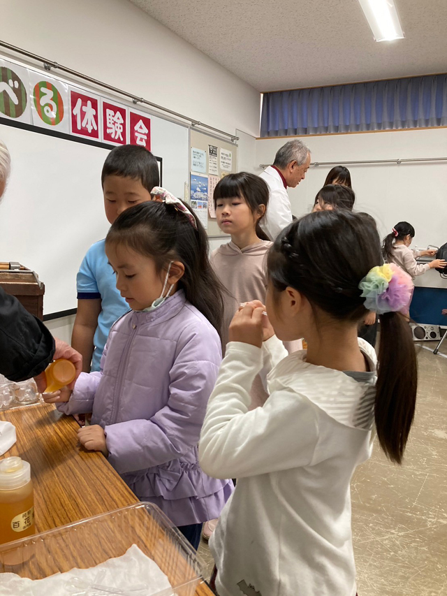 ボーイスカウト浜松第6団のまなべる体験会「ミツバチとはちみつ」の様子です。 ボーイスカウト浜松第6団のまなべる体験会「ミツバチとはちみつ」の様子です。