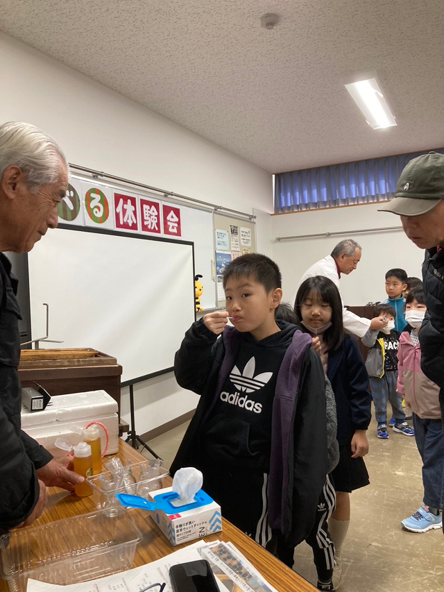 ボーイスカウト浜松第6団のまなべる体験会「ミツバチとはちみつ」の様子です。 ボーイスカウト浜松第6団のまなべる体験会「ミツバチとはちみつ」の様子です。
