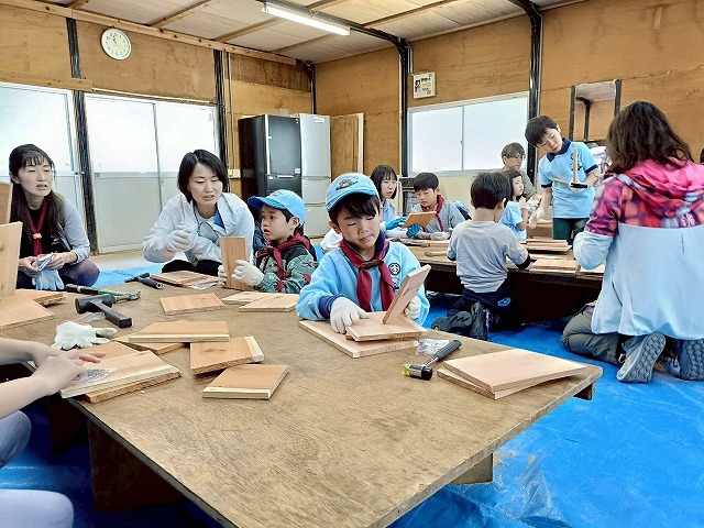 ボーイスカウト浜松第6団ビーバースカウト隊の「野鳥の巣箱作り」の様子です。 ボーイスカウト浜松第6団ビーバースカウト隊の「野鳥の巣箱作り」の様子です。