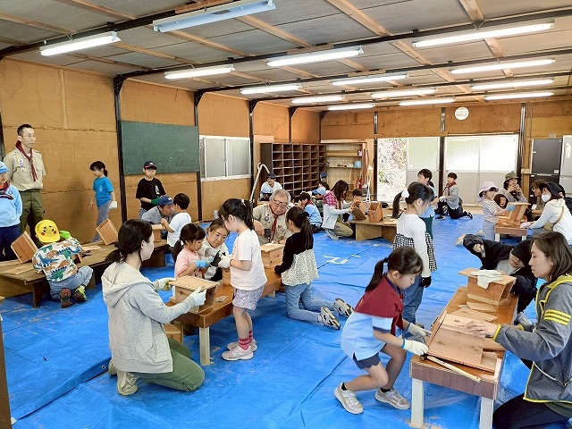 ボーイスカウト浜松第6団ビーバースカウト隊の「野鳥の巣箱作り」の様子です。 ボーイスカウト浜松第6団ビーバースカウト隊の「野鳥の巣箱作り」の様子です。