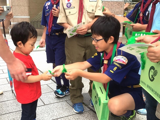 「緑の募金」山に木を植える森林保護のための募金を呼び掛けました。 「緑の募金」山に木を植える森林保護のための募金を呼び掛けました。