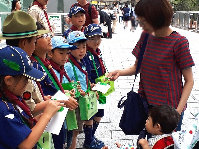 「緑の募金」山に木を植える森林保護のための募金を呼び掛けました。 「緑の募金」山に木を植える森林保護のための募金を呼び掛けました。