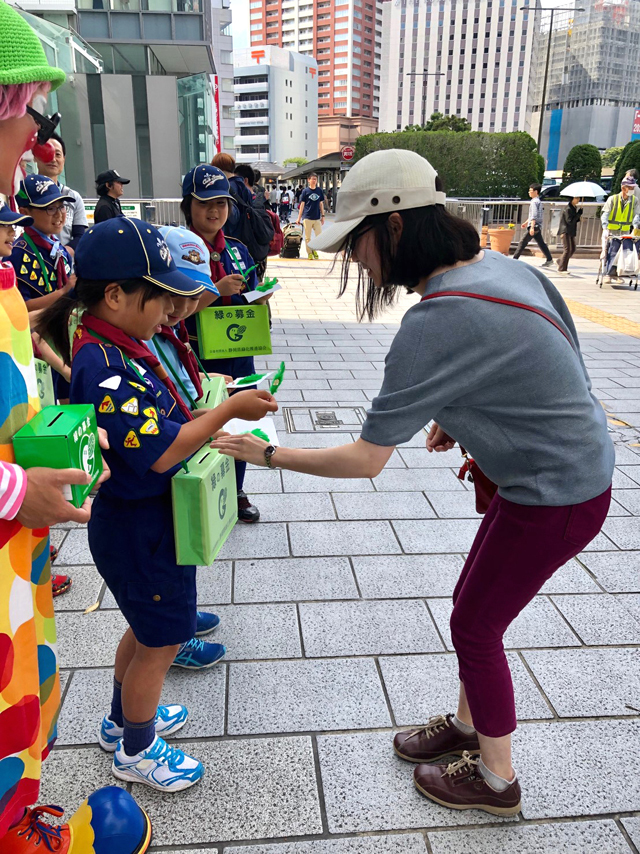 「緑の募金」山に木を植える森林保護のための募金を呼び掛けました。 「緑の募金」山に木を植える森林保護のための募金を呼び掛けました。