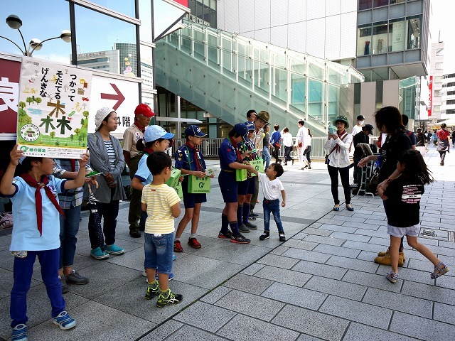 「緑の募金」山に木を植える森林保護のための募金を呼び掛けました。 「緑の募金」山に木を植える森林保護のための募金を呼び掛けました。