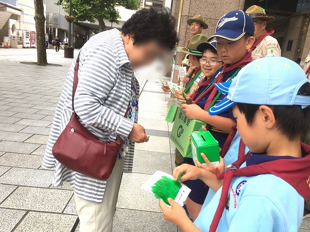 「緑の募金」山に木を植える森林保護のための募金を呼び掛けました。 「緑の募金」山に木を植える森林保護のための募金を呼び掛けました。
