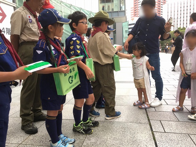 「緑の募金」山に木を植える森林保護のための募金を呼び掛けました。 「緑の募金」山に木を植える森林保護のための募金を呼び掛けました。