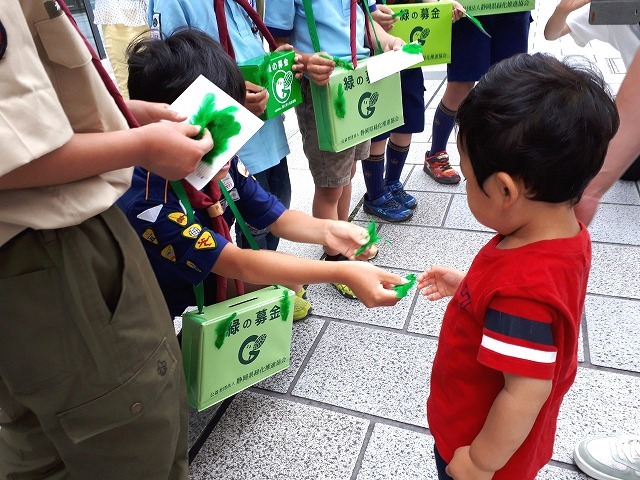 「緑の募金」山に木を植える森林保護のための募金を呼び掛けました。 「緑の募金」山に木を植える森林保護のための募金を呼び掛けました。