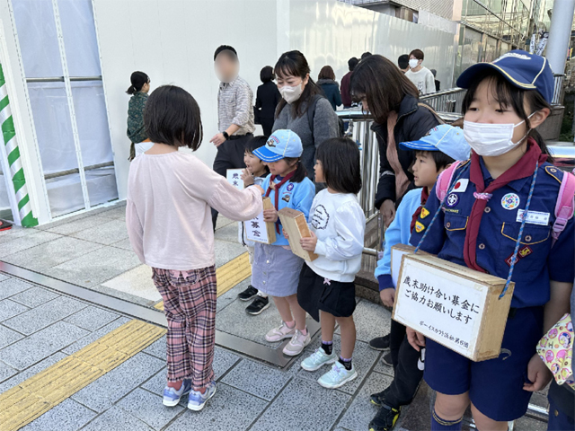 ボーイスカウト浜松第6団の「歳末募金」の様子です。 ボーイスカウト浜松第6団の「歳末募金」の様子です。