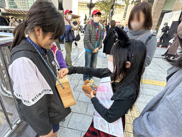 ボーイスカウト浜松第6団の「歳末募金」の様子です。 ボーイスカウト浜松第6団の「歳末募金」の様子です。