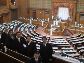 国会議事堂にて、我がメンバーたち