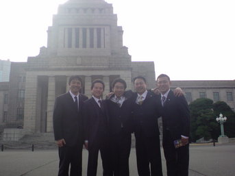 国会議事堂にて、我がメンバーたち