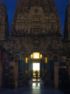 夜のマハーボーディ寺院　２
