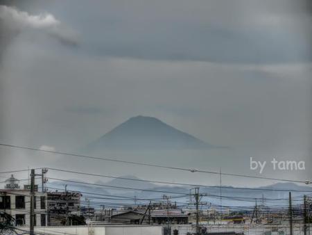 もやの中 薄っすら浮かぶ昨日の富士山 時間をずらして 4枚