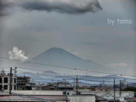 もやの中 薄っすら浮かぶ昨日の富士山 時間をずらして 4枚