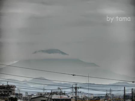 もやの中 薄っすら浮かぶ昨日の富士山 時間をずらして 4枚