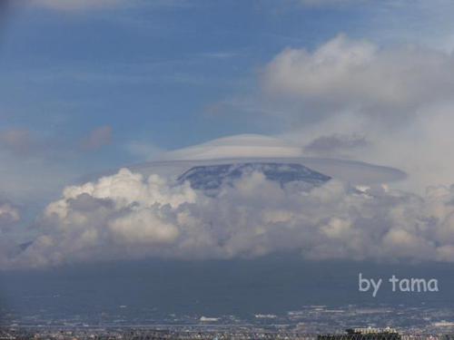 巨大なUFO?セレブな帽子? 富士山の大きなかさ雲