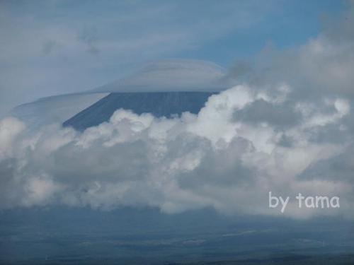 巨大なUFO?セレブな帽子? 富士山の大きなかさ雲