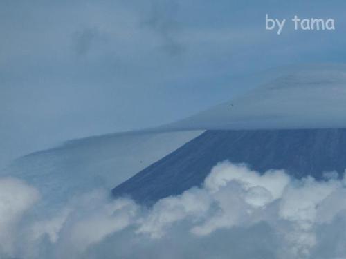 巨大なUFO?セレブな帽子? 富士山の大きなかさ雲