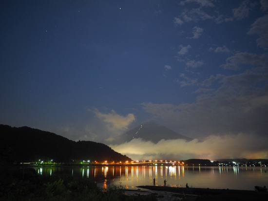 夏の風物詩　富士山登山道　山小屋の灯りと河口湖の釣り人　幻想風景