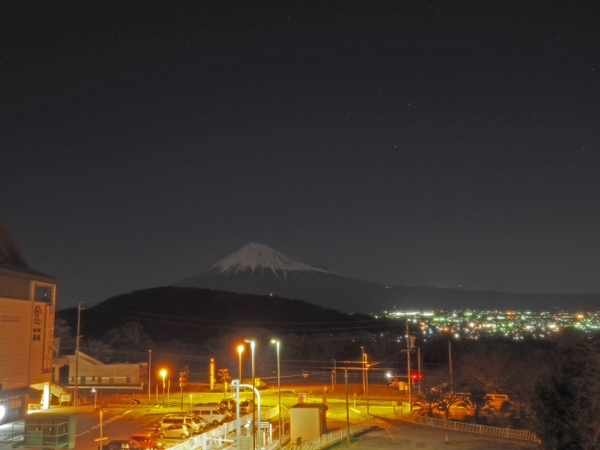 遠くから眺める富士の工場 夜の富士川SA 遠くから眺める富士の工場 夜の富士川SA