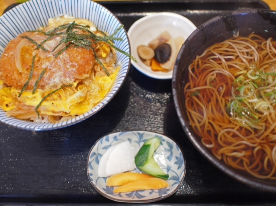コロ丼 そば定 お山から ごはん屋さくらが見える♪ コロ丼 そば定 お山から ごはん屋さくらが見える♪