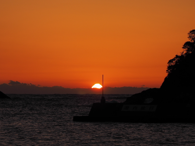 西伊豆の夕日はやっぱりきれいだな~ ん?なんかいる!! 西伊豆の夕日はやっぱりきれいだな~ ん?なんかいる!!
