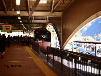 人まみれの紅葉めぐり*2 箱根湯本駅