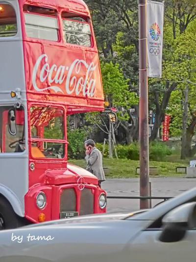 謎の2階建てコカコーラバス♪