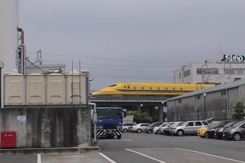 工場の合間を通過のドクターイエロー 工場の合間を通過のドクターイエロー