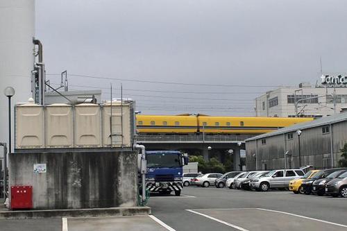 工場の合間を通過のドクターイエロー 工場の合間を通過のドクターイエロー