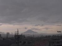 雨の中の富士山