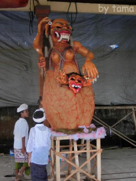おごおご バリの悪霊払いのお祭り 面白みこしNO2
