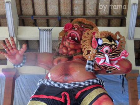 おごおご バリの悪霊払いのお祭り 面白みこしNO2