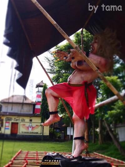 芸術の村ウブドは生々しい? おごおご バリの悪霊払いのお祭り 面白みこしNO4