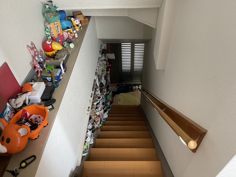 2階へ冷蔵庫搬入のための下見。 2階へ冷蔵庫搬入のための下見。