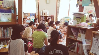 親子の緩やかな時間が心地よい「おはなし会」8月も開催します♪ 親子の緩やかな時間が心地よい「おはなし会」8月も開催します♪