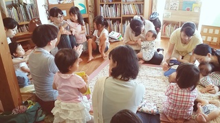 ゆったりと楽しんでいただきました♪「わらべうた遊び」次回は8月開催です! ゆったりと楽しんでいただきました♪「わらべうた遊び」次回は8月開催です!