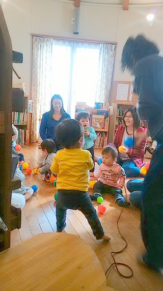 ママも笑顔の「わんぱくリトミック」♬生の音楽を親子で楽しむ時間♬来年も月に2回の開催です☆ ママも笑顔の「わんぱくリトミック」♬生の音楽を親子で楽しむ時間♬来年も月に2回の開催です☆