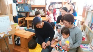 ママも笑顔の「わんぱくリトミック」♬生の音楽を親子で楽しむ時間♬来年も月に2回の開催です☆ ママも笑顔の「わんぱくリトミック」♬生の音楽を親子で楽しむ時間♬来年も月に2回の開催です☆