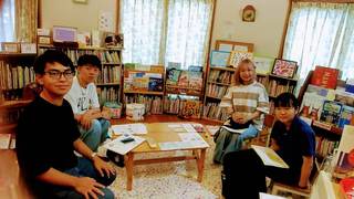 えほん文庫に「医療人類学」の取材♪浜松医科大学医学部医学科の1年生4名 えほん文庫に「医療人類学」の取材♪浜松医科大学医学部医学科の1年生4名